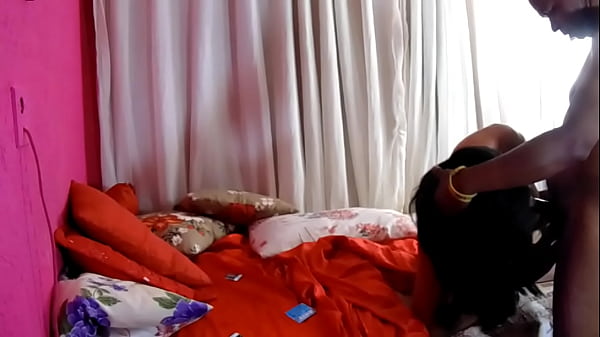 Linda boneca dotada fazendo maior sacanagem com...