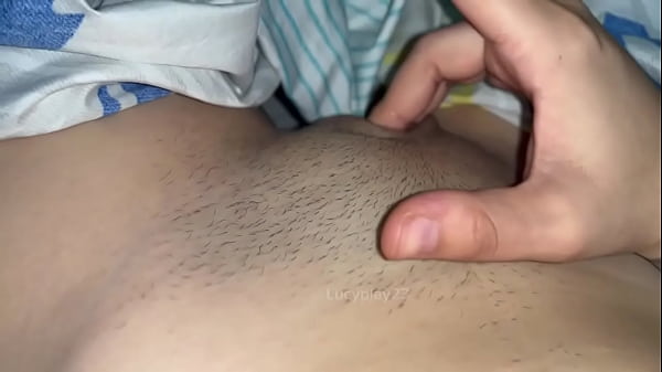 She knows that she is hot and she records herself in the foreground listen to these sounds very tasty and relax enjoy