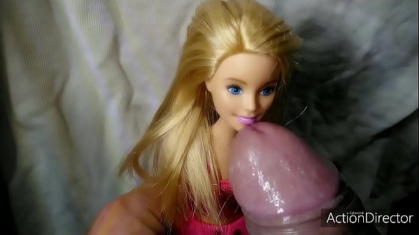 Download Video - Aplicaci&oacute;n de capa de precum sobre cara de barbie