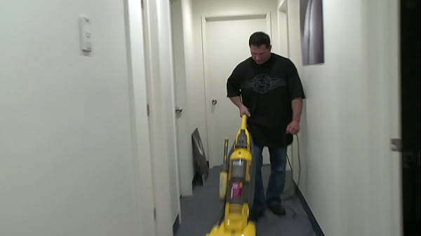 Jasmine Gets Nailed by the Cleaner !