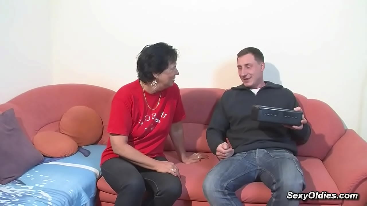 Un chico con una polla grande se folla a una madura alemana en posición de vaquera inversa
                    fucking hardcore european milf amateur mature old bigcock mom pounding older german reversecowgirl cougar 50plus oldvsyoung oldy matureandyoung mother sexyoldies muchos negros