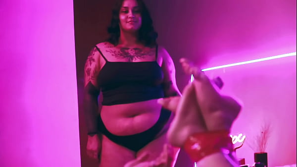 COROA GOSTOSA E AS SOBRINHAS TATUADAS FAZENDO MUITA PUTARIA