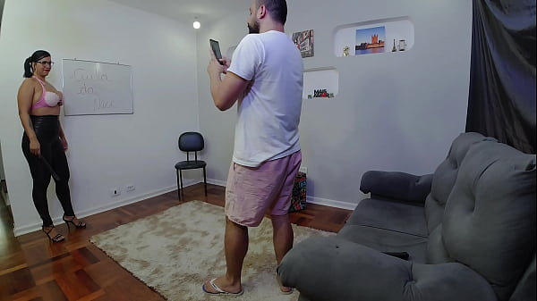 A aula terminou em uma suruba com a trans loiri...