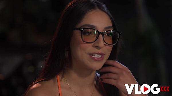 Flirty Babe Madison Wilde Uses Her Charms To Attract Attention