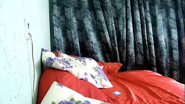 人形のお尻の毛皮においしいパンチを与えるサンパの中心から大きな男の子のおしゃぶりからコックを取る美しい寄付された人形
