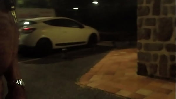 Defis exhib dans chiottes publiques de ville