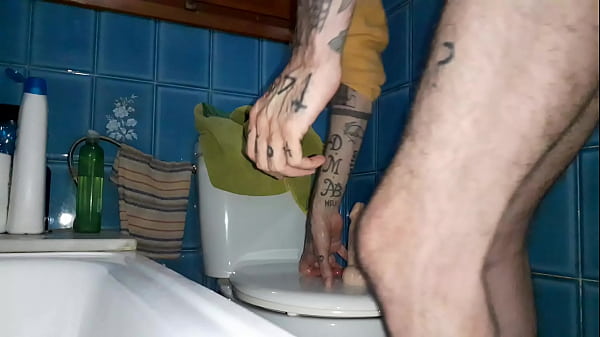 Download Video - Melvincoficial masturbaci&oacute;n s&oacute;lo en el ba&ntilde;o con su consolador