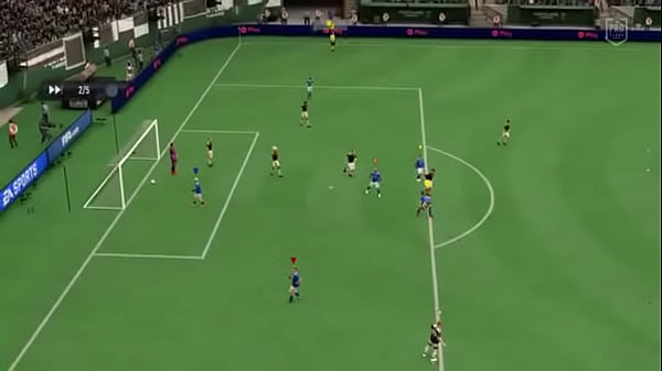 O sacana do juiz segurou, até que na foda gozou no time todo depois de uma foda safada