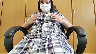 足を広げてイヤらしくオナニーする人妻