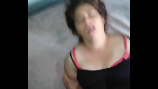 Download Video - Me la chupa y me la cogi de misionero mientras filmo con el telefono