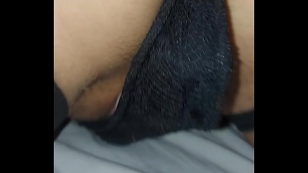 Probando su juguete nuevo