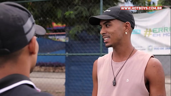 Médico mamando o pirocão do paciente