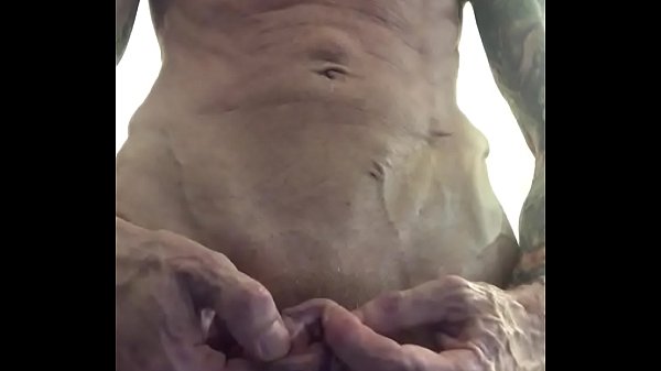 Montrant Ma Tête Fendue