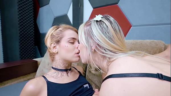 friends went to study, and started having good sex with a huge toy