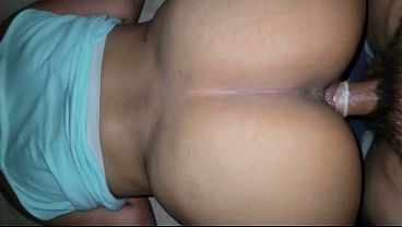 COGIENDO A MAM&Aacute; SOLTERA CON LA TV PRENDIDA! MIENTRAS SUS HIJOS JUEGAN EN EL PATIO!!! CULONA LATINA EN CUATRO! PUTA MOROCHA!! VAGINA PELUDA Y GRUESA!!!