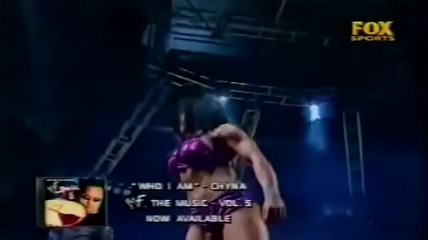 Trish Stratus vs Chyna. Raw 2001.