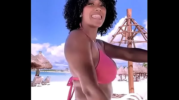 Negra bailando Rico en la playa