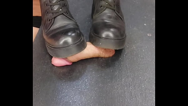 Растоптали член