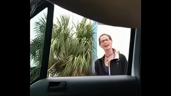 exhibitionist receives help proposal from a passerby and cum in front of her