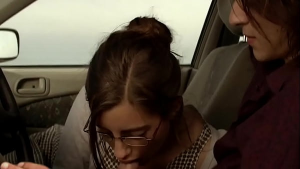 Sucer La Bite De Son Petit Ami Dans La Voiture