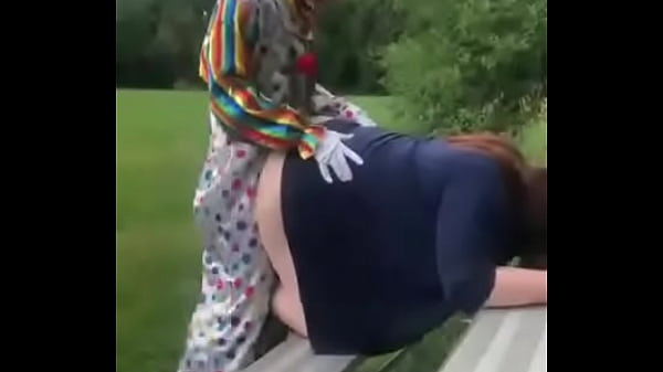 Un Jeune Clown Boite Le Client