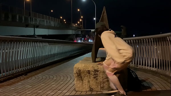 Download Video - 女装子まゆちゃんが道路わきの歩道でノーパンのミニスカをまくり上げて露出している横を車が走り抜ける