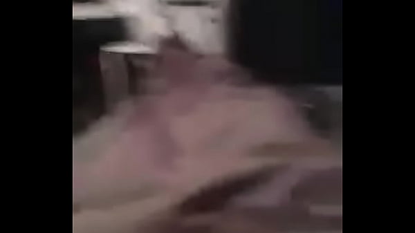 Allan mostra o pacote no periscope.