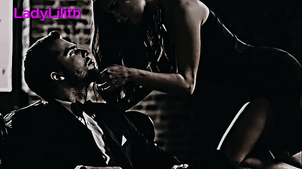 Putita española se pasea con su juguete mientra...