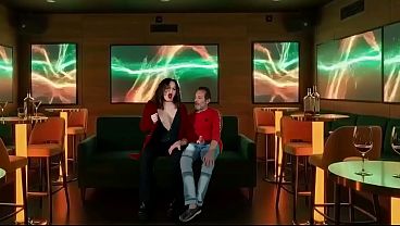 Cuando el club de Karaoke quedo casi vacio, masturbé al gerente mientras mi marido miraba