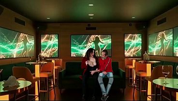 Download Video - Cuando el club de Karaoke quedo casi vacio&comma; masturb&eacute; al gerente mientras mi marido miraba