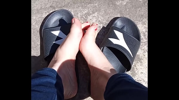 Piedi al sole prima della pedicure.