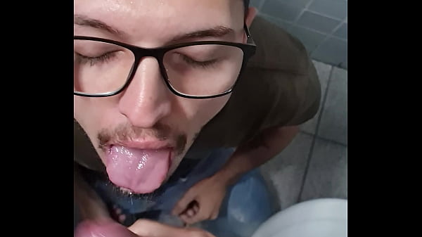 CHUPEI O RAPAZ NO BANHEIRO DA UNIVERSIDADE E QU...