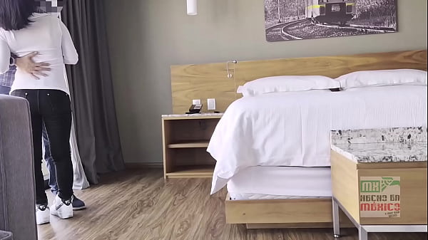 Capitalina va hotel para que me la folle pero no puede dejar de hablar con su esposo,