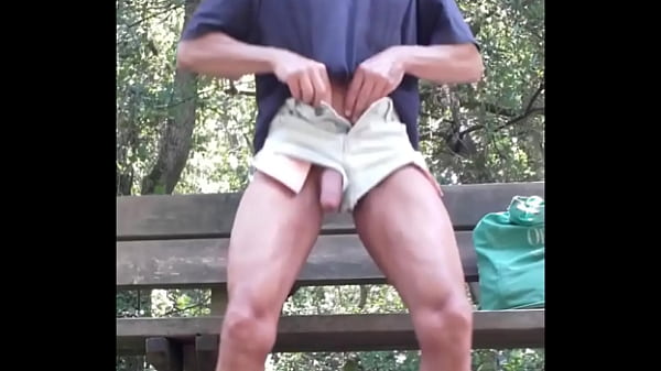 Download Video - Je fais pipi assis sur un banc au bord d'un sentier