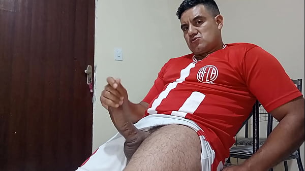 YURI GA&Uacute;CHO - TORCEDOR MEGA-DOTADO PUNHETANDO C...