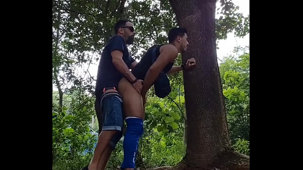 CASADO ARROMBANDO MEU CU NA TRILHA DO PARQUE