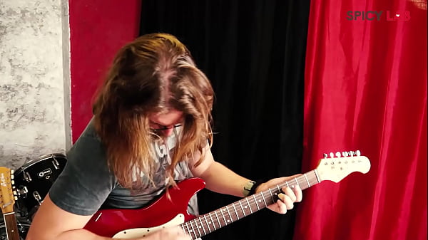 Una ragazza magra francese si fa martellare in tutti i buchi da un cazzo mostruoso e ottiene un vero orgasmo, sborrata anale