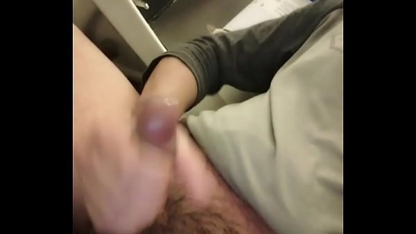 Chavo masturbándose