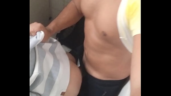 Banheiro p&uacute;blico com um desconhecidos - 001