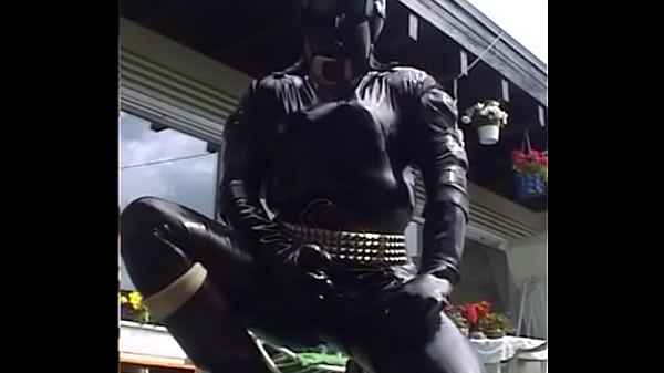 Roxina2003RubberistInGarden190603XXL.MPG