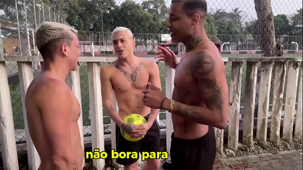Download Video - 3 heteros dotados fudendo depois do jogo de futebol na broderagem