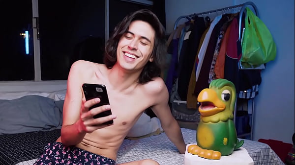 Grindr novinho de cueca fofo com local no sigil...