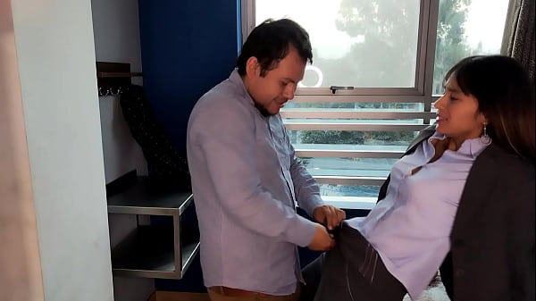 Download Video - Me Mide las CUARTAS DE MI CULO&comma; pero no se resiste el sastre y decide medir la profundidad de mi vagina con su polla&comma; me dio por la vagina una rica enlechada