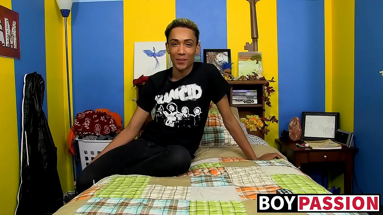 Jovencito delgado Andrew Brenton acariciando su enorme erección solo
                   cumshot skinny masturbation solo gay twink interview big cock big dick young men boypassion andrew brenton muchos negros