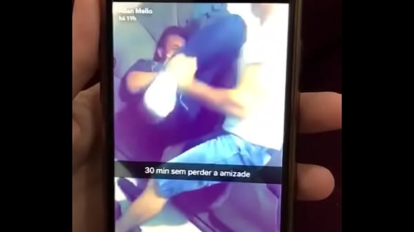 Novinho levando rola do negão no sofá