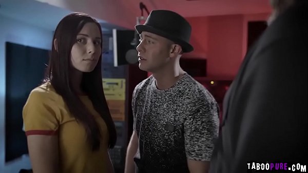 La Débutante Sexy Aidra Fox Veut Faire Fleurir Sa Chatte, Alors Elle Offre Sa Chatte À Un Dj Excité Et A Commencé Un 3Some Avec Lui Et Son Assistante.
