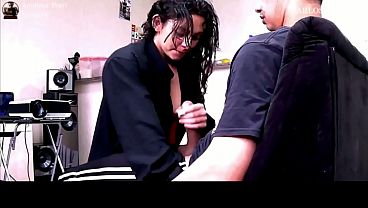 私は立派なものを持っている友人を掴み、彼のペニスにしっかりと座り込んだ。
