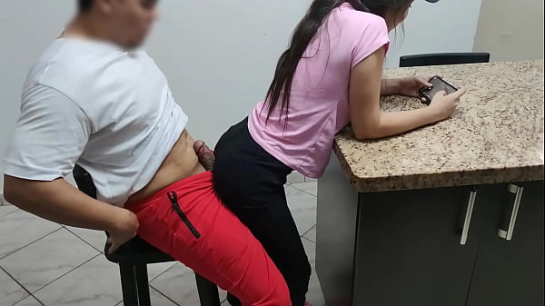 Pinktiny - Mi Sobrinita se Sento En mis Piernas y Me Quito el celular Para Ella Jugar Pero Se Empezó a Mover y se me levanto la Polla