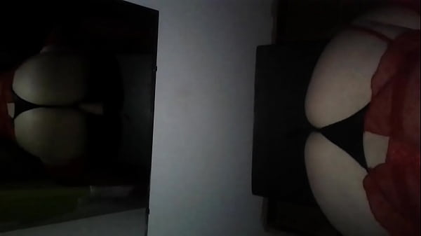 Ella me la chupa mientras se sienta en el conso...