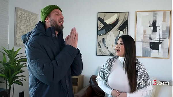 Pervma - Thicc Asian MILF Helps A Hobo To Fuck Him Later - Tokyo Leigh | MILF5